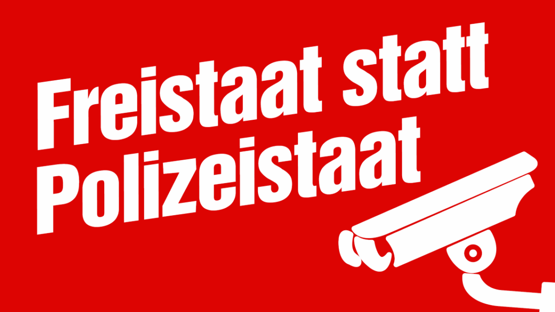 Banner auf dem steht "Freistaat statt Polizeistaat"