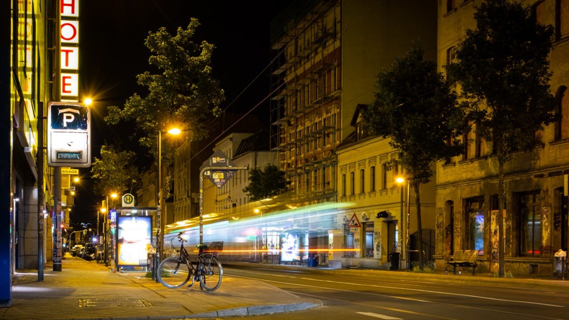 Zu sehen ist eine Straße bei Nacht in Leipzig. Durch längere Beleuchtung gibt es einen Illuminationseffekt.