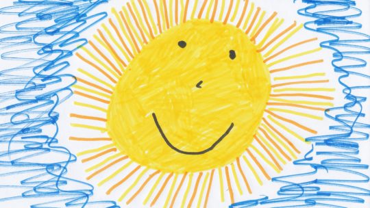 Zu sehen ist eine, vermutlich von Kinderhand gezeichnete, lachende gelbe Sonne auf schraffiertem blauen Hintergrund.