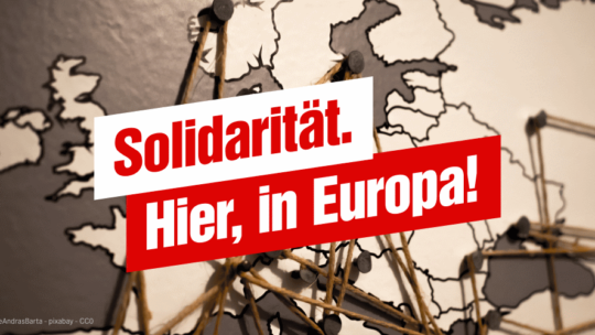 Man sieht eine Europakarte, auf der verschiedene Teile mit Fäden verbunden sind. Im Vordergrund steht: "Solidarität. Hier, in Europa!"