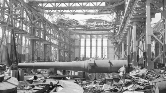 Zu sehen ist eine zerstörte Rüstungsfabrik im Zweiten Weltkrieg in Essen.