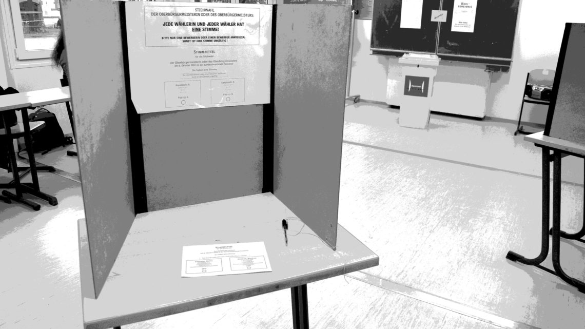 zu sehen ist ein Wahllokal in einer Schule