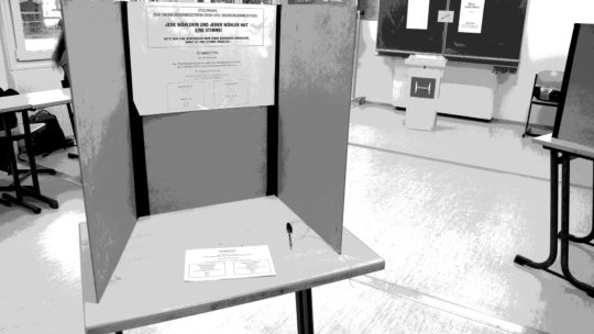 zu sehen ist ein Wahllokal in einer Schule