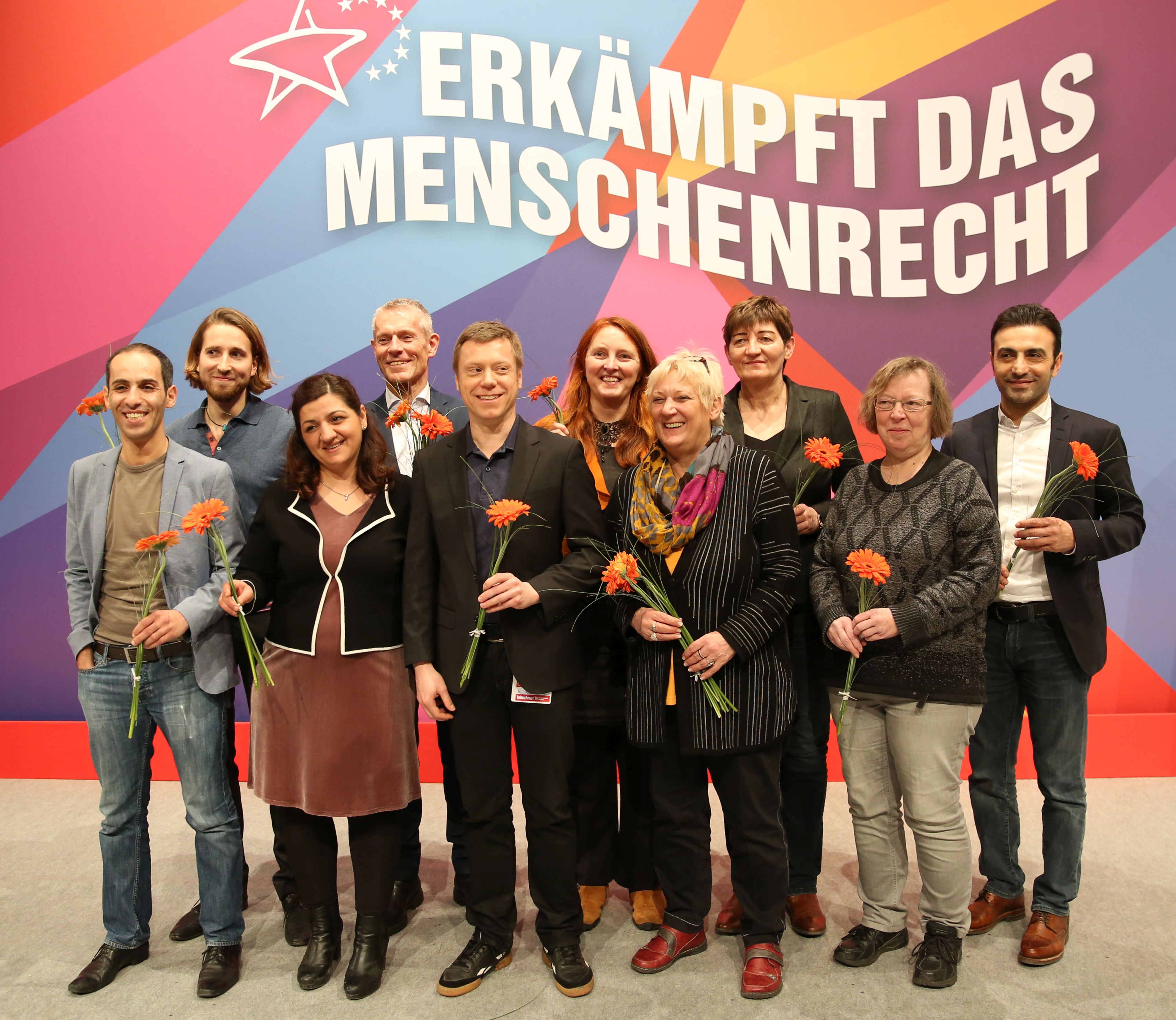 Zu sehen sind die ersten zehn KandidatInnen von DIE LINKE zur Europawahl 2019 auf der Bühne des Bonner Bundesparteitages. 