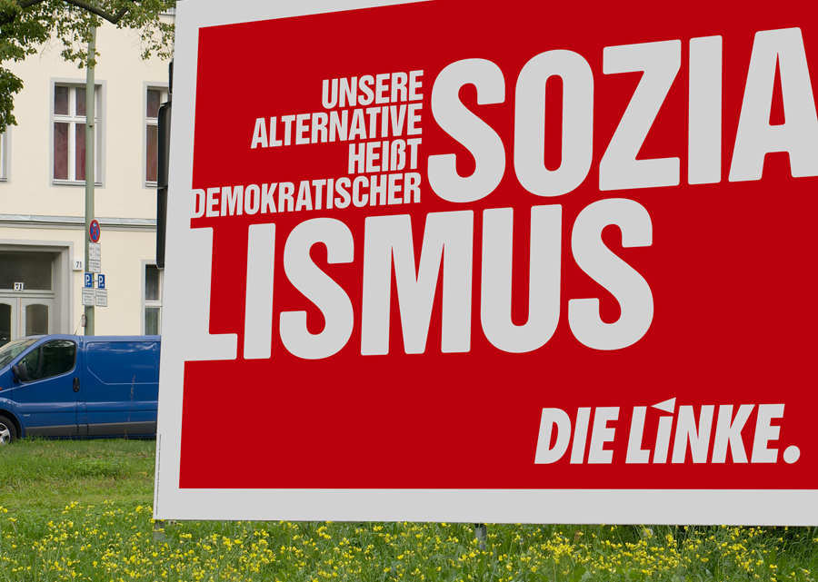 Großflächenmotiv zur Landtagswahl 2019 auf dem steht: "Unsere Alternative heisst demokratischer Sozialismus", wobei das "Sozialismus" in der großen Lettern auf dem Plakat steht.
