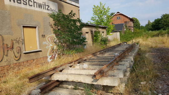 Zu sehen sind zurückgebaute Bahngleise beim Bahnhof Neschwitz.