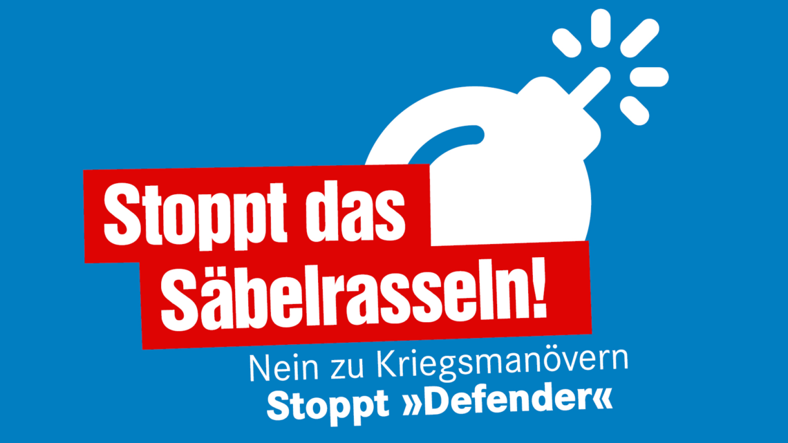 Auf blauem Hintergrund steht: "Stoppt das Säbelrasseln! Nein zu Kriegsmanövern. Stoppt Defender."