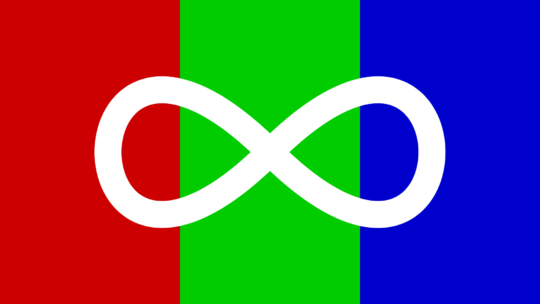 Zu sehen ist die "Autistic Pride Day"-Flagge, die aus drei vertikalen Streifne in den Farben Rot, Grün und Blau besteht und über denen horizontal ein Unendlich-Zeichen liegt