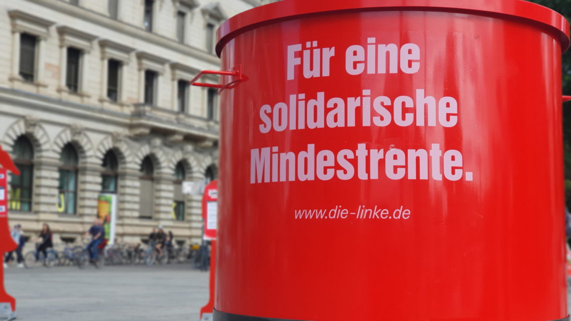 Großer roter Topf auf dem geschrieben steht: "Für eine solidarische Mindestrente!"