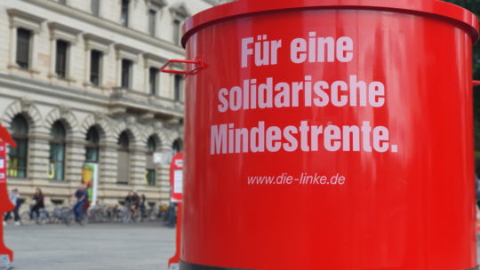 Großer roter Topf auf dem geschrieben steht: "Für eine solidarische Mindestrente!"