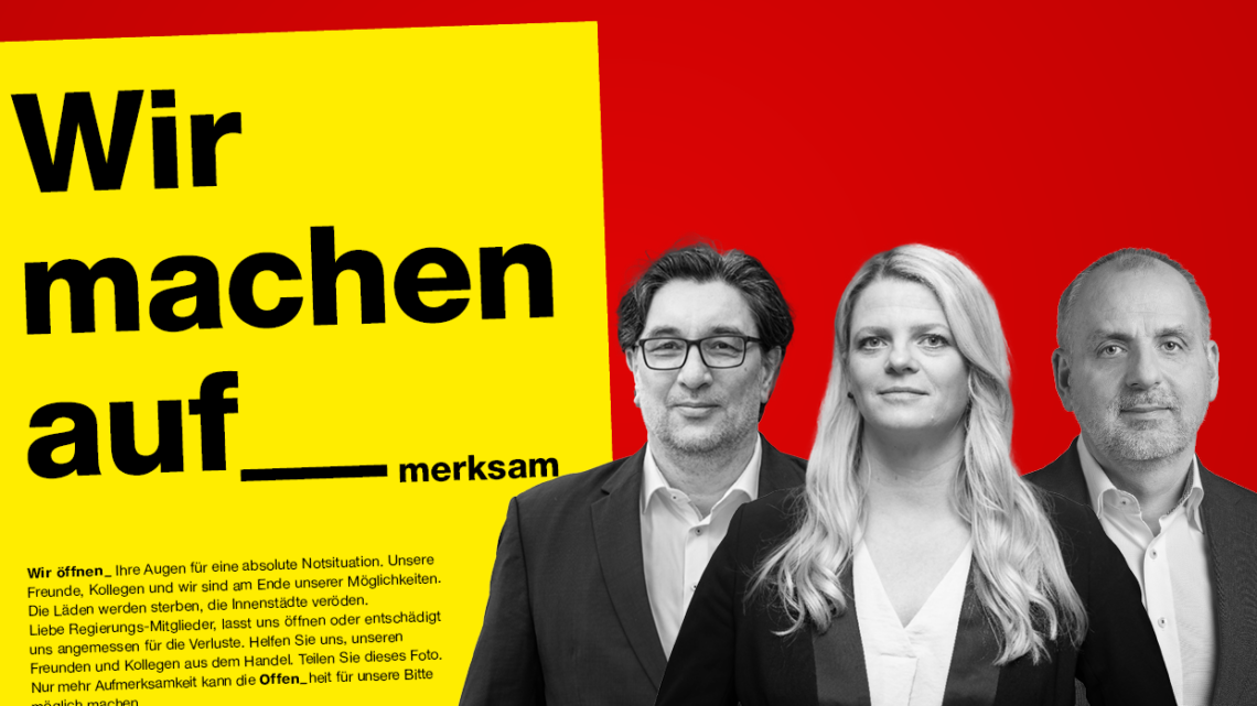 Stefan Hartmann, Susanne Schaper und Rico Gebhardt neben einem "Wir machen auf_merksam"-Plakat