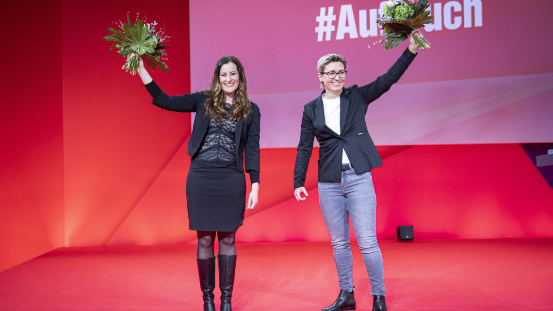 Janine Wissler und Susanne Hennig-Wellsow bei ihrer Wahl als Parteivorsitzende im Jahr 2021