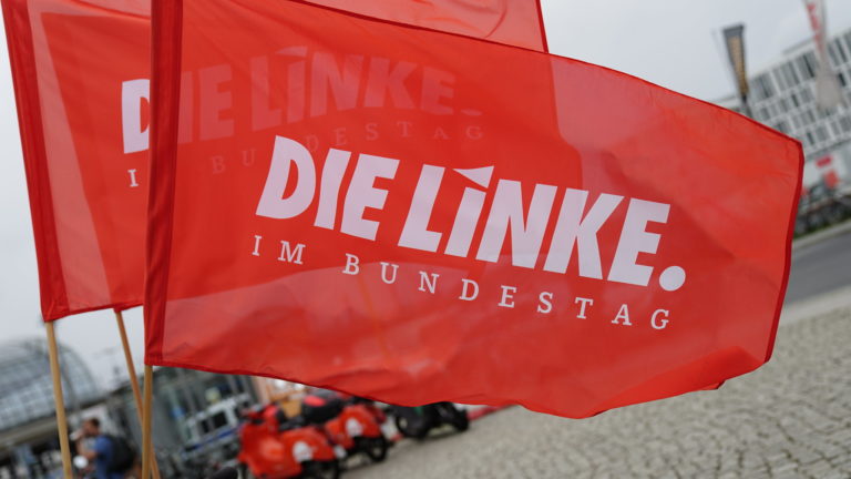 Fahne auf der steht: "DIE LINKE. im Bundestag"