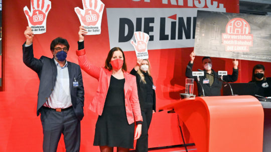 Stefan Hartmann, Janine Wissler und Susanne Schape rhalten Schilder mit roten Händen hoch auf denen steht: "Hände weg von der Bahn! Ausbau statt Zerschlagung!"