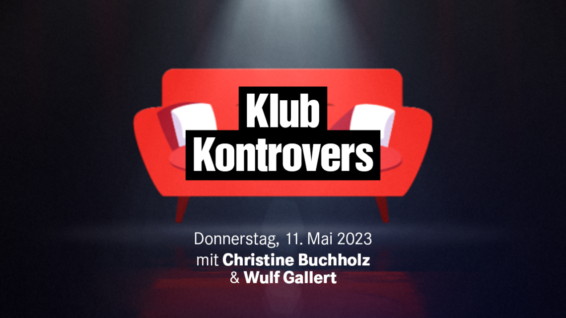 Ein rotes Sofa auf schwarzem Grund, darauf der Text "Klub Kontrovers, Donnerstag, 11. Mai 2023 mit Christine Buchholz und Wulf Gallert"