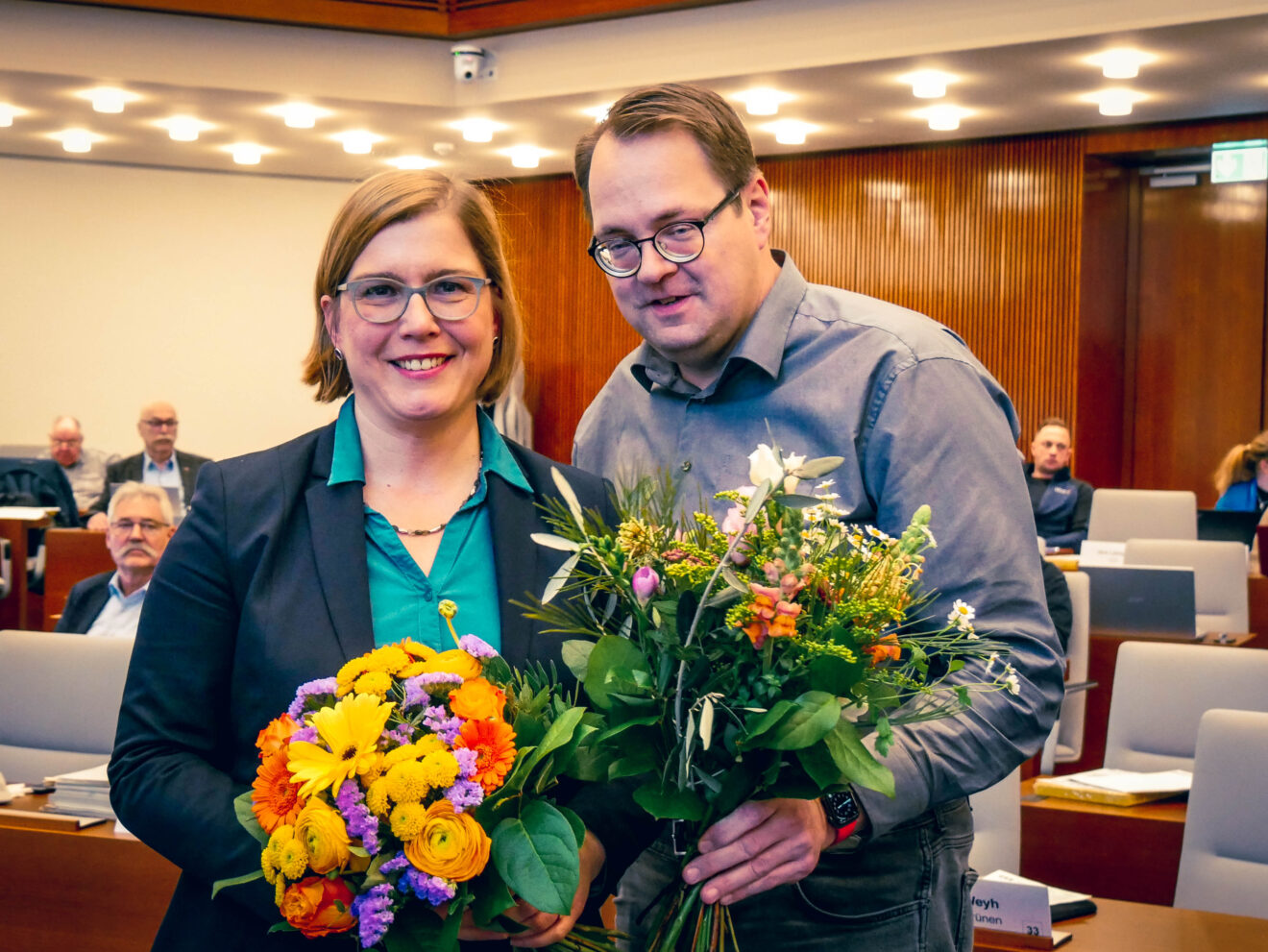 Skadi Jennicke mit Blumenstrauß, daneben Sören Pellmann.