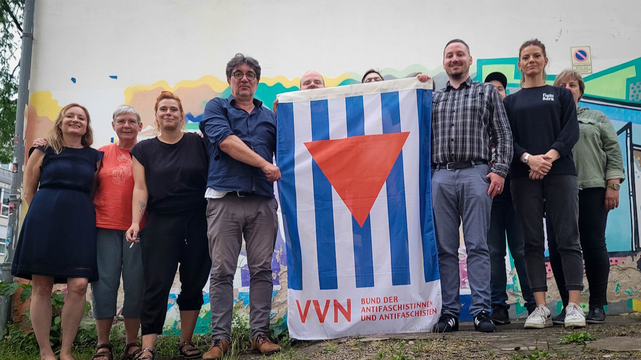Gruppenfoto Landesvorstand im Juni 2023 mit einer Fahne des VVN-BdA