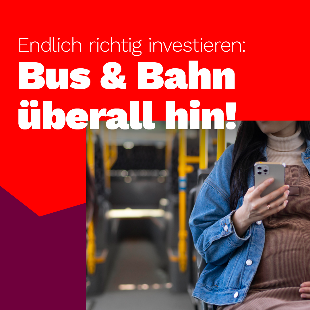 Eine schwangere Frau im Bus und Text: „Bus & Bahn überall hin!“