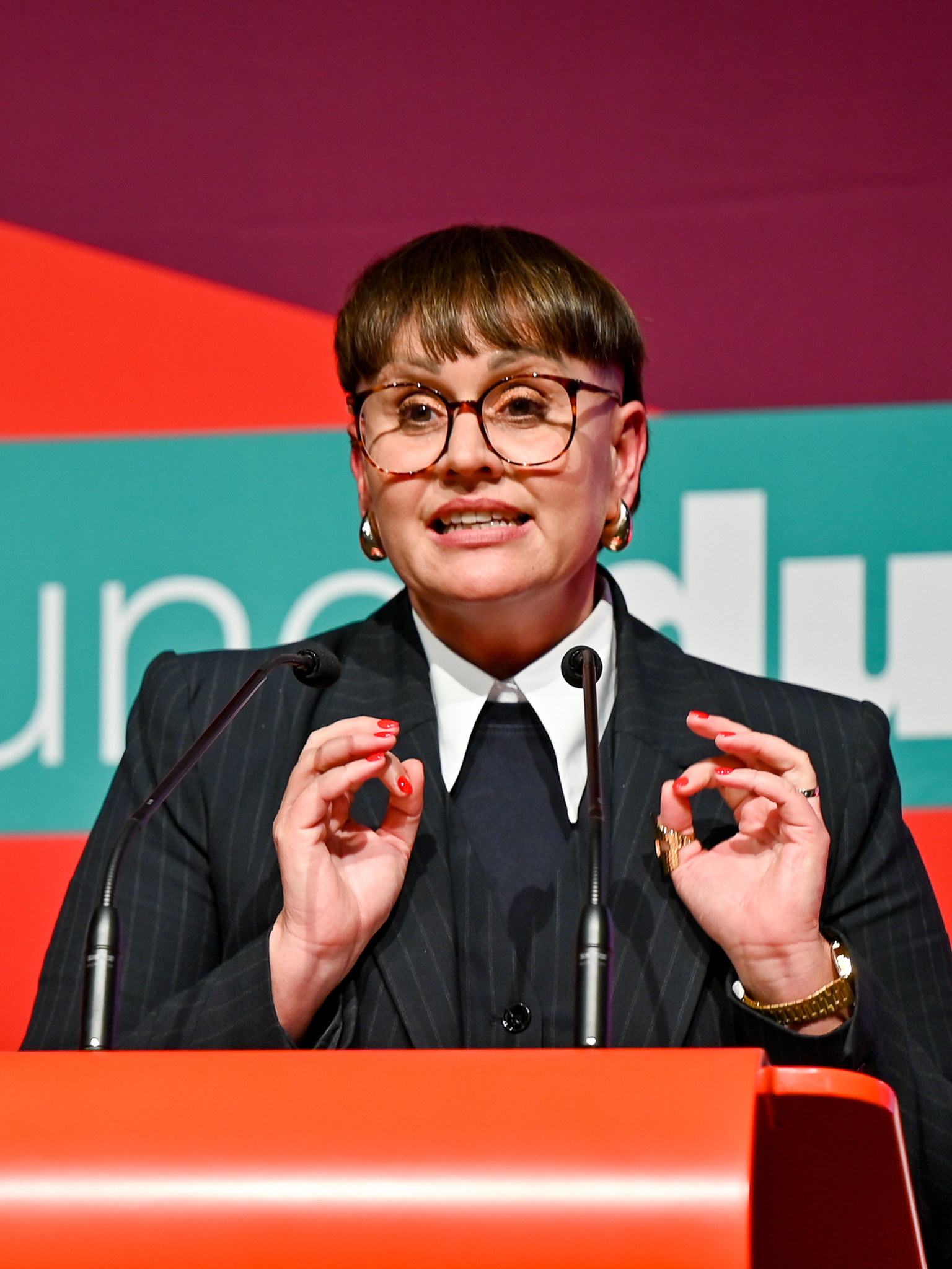 Luise Neuhaus-Wartenberg spricht auf einem Parteitag.
